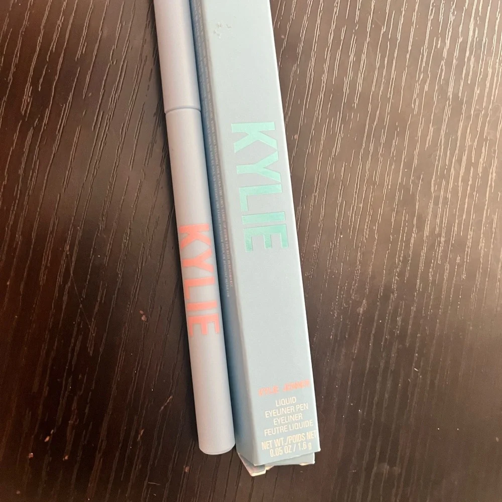 Kylie Cosmetics add pop